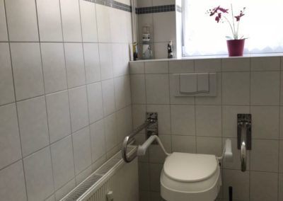 Blick in barrierefreies Bad mit WC im Seniorenwohnen Weißwasser