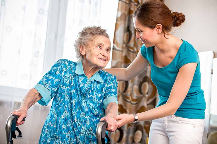 Alte Frau wird von Pflegefachkraft Zuhause betreut